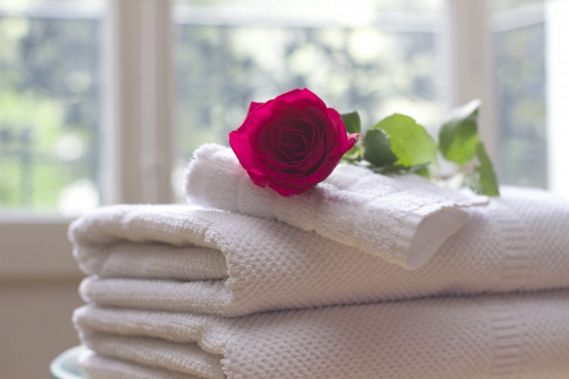 hotel-AMIRAT-min_towel_rose_clean_care_salon_spa_white_bath-731641